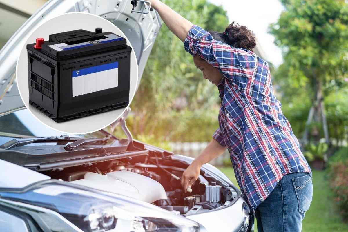 Automobilista apre cofano auto e batteria scarica