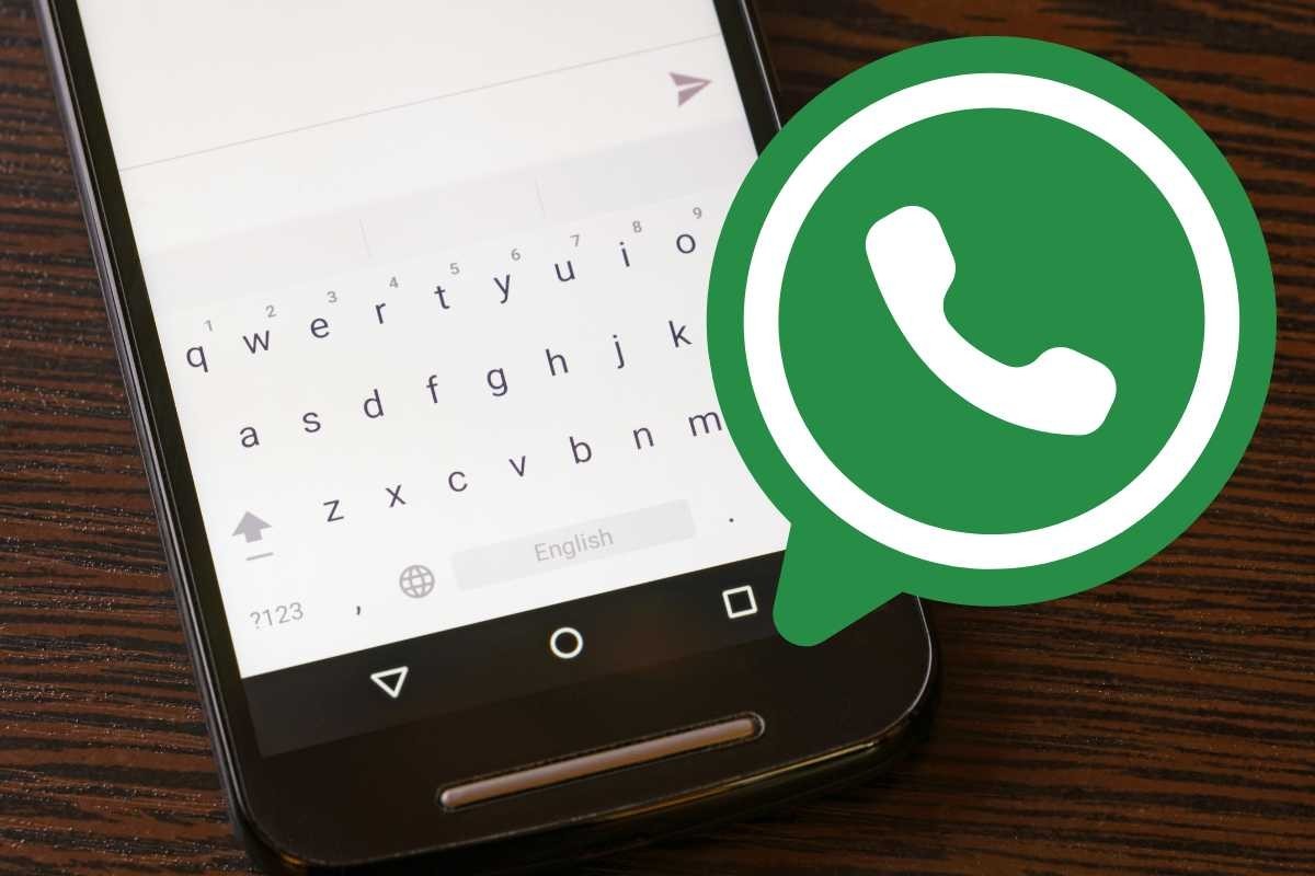 Smartphone, logo WhatsApp