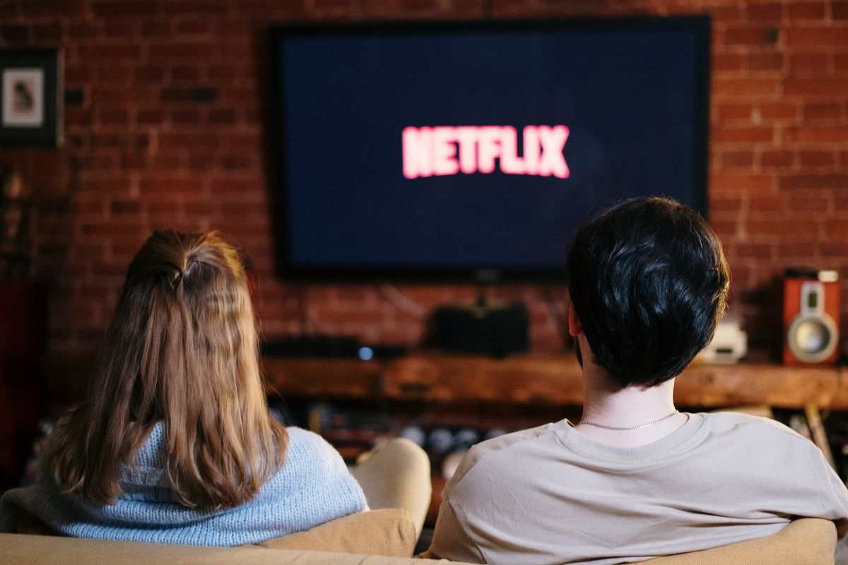 coppia davanti a tv con netflix