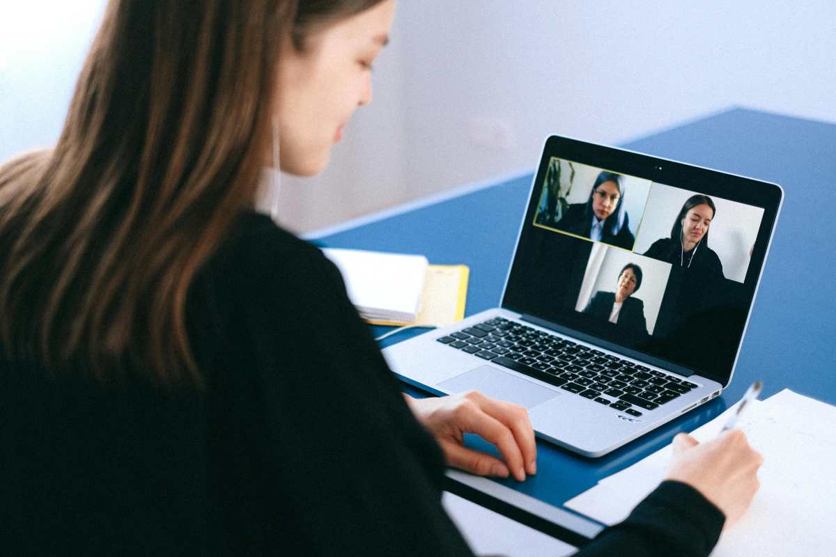 Due persone che usano Skype