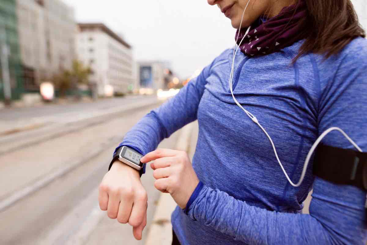 Ragazza con smartwatch 