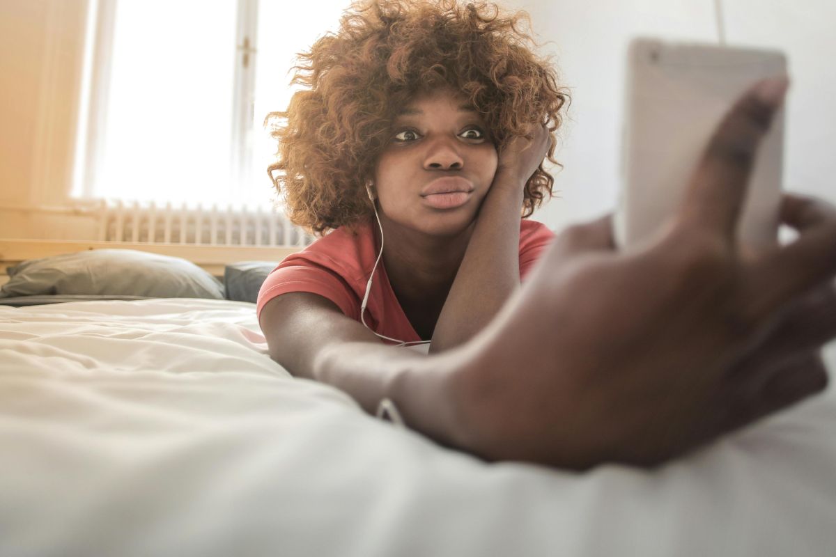 Ragazza che guarda lo smartphone